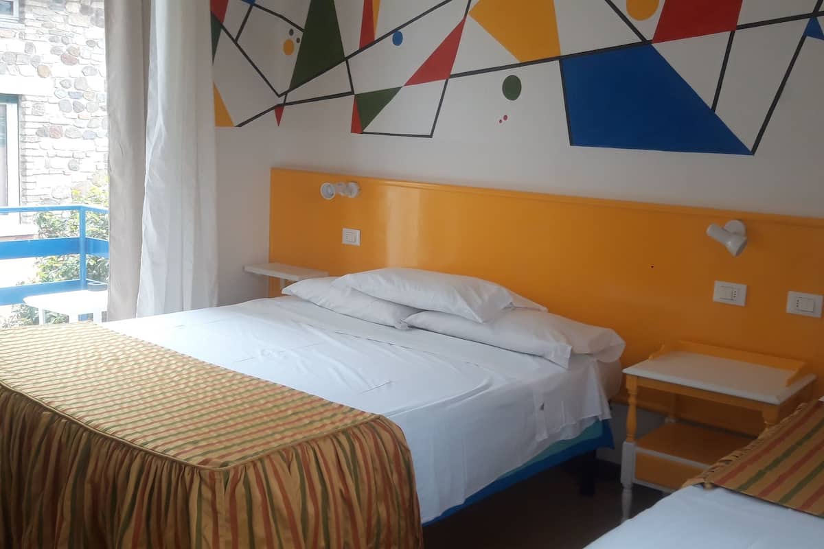 Standaard driepersoonskamer, balkon | Luxe beddengoed, bedden met traagschuimmatras, een kluis op de kamer