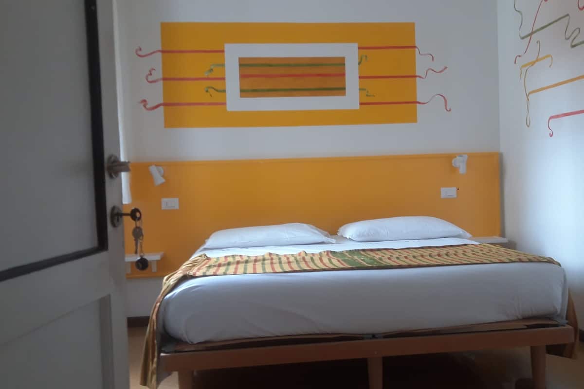 Luxe beddengoed, bedden met traagschuimmatras, een kluis op de kamer
