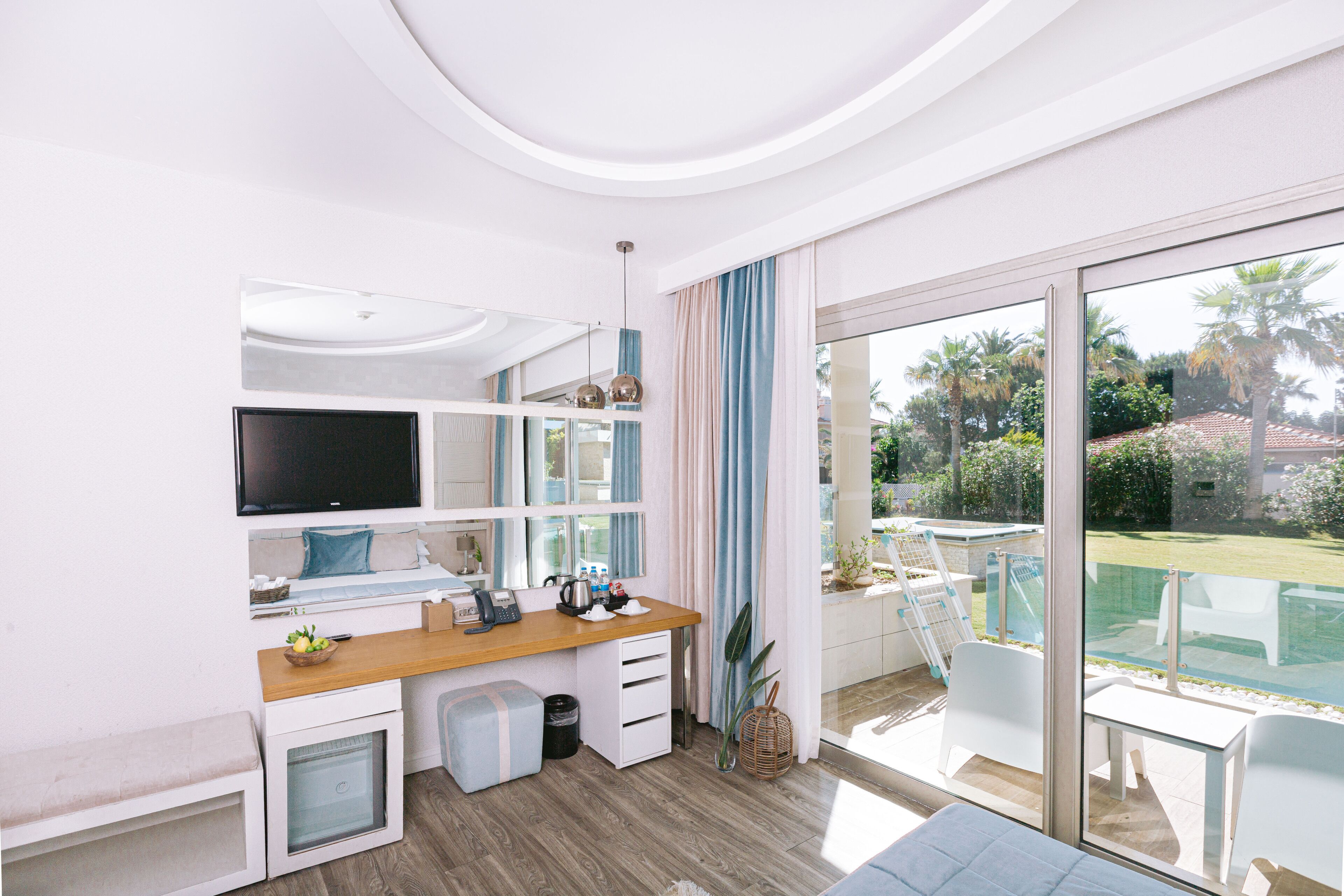 Superior Twin Room, Garden Area | Ruang tamu | TV LCD 