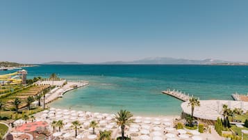 Playa privada, playa de arena blanca y camas de playa gratuitas