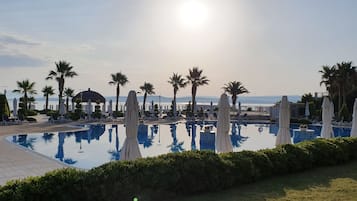 2 piscines couvertes, piscine extérieure (ouverte en saison)