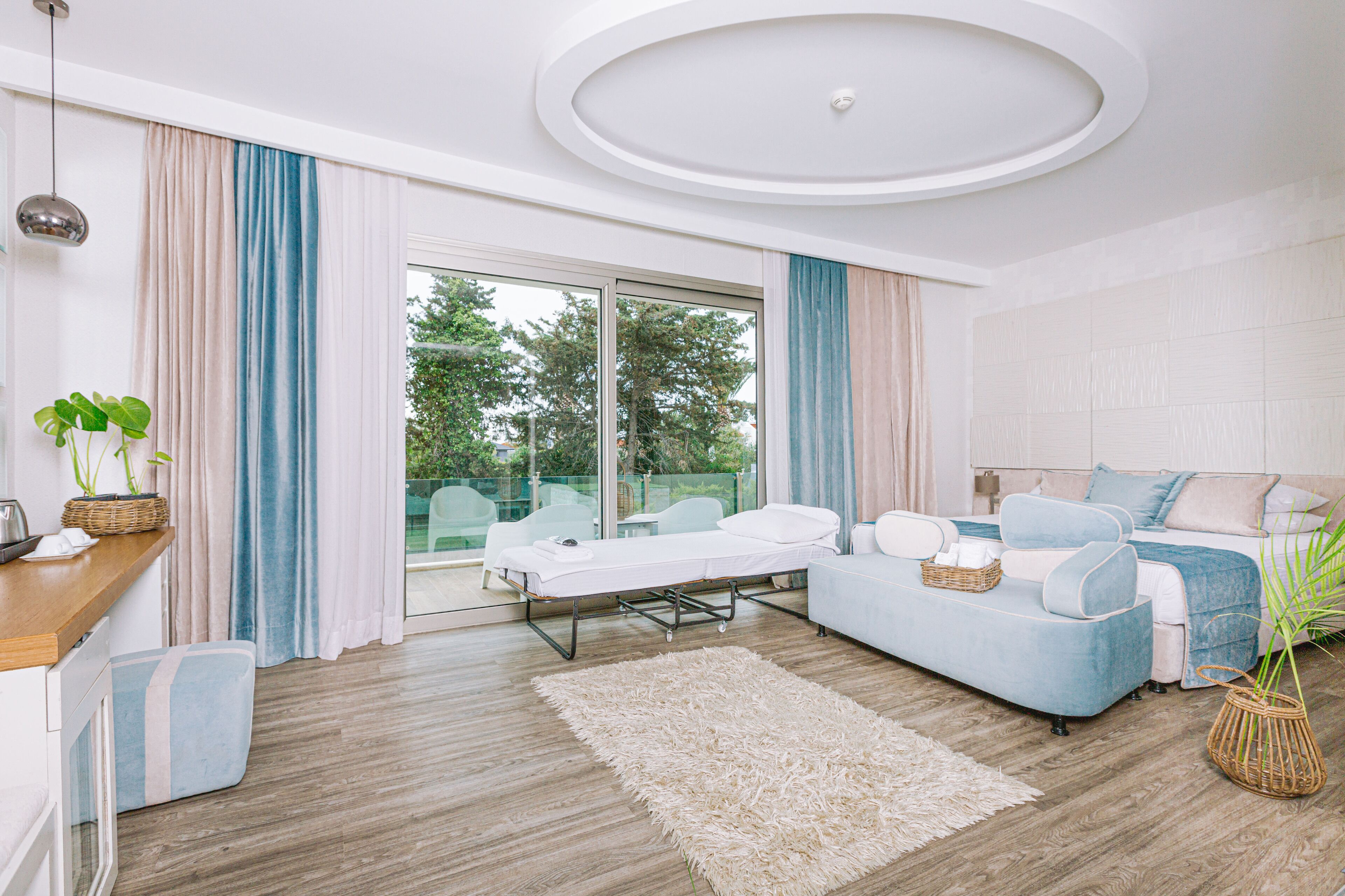 高档床上用品、羽绒被、迷你吧、客房内保险箱