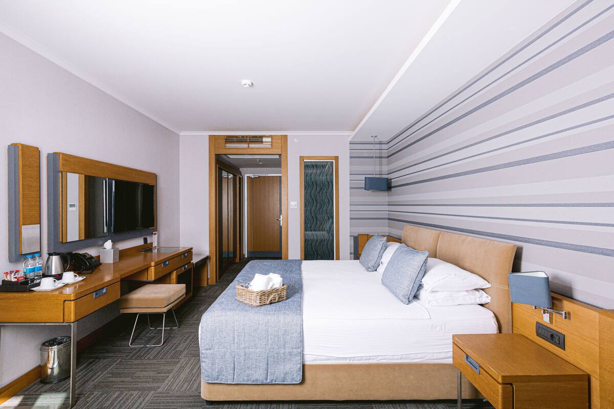 Superior Deluxe Room | Ropa de cama de alta calidad, edredones de plumas, minibar y caja fuerte
