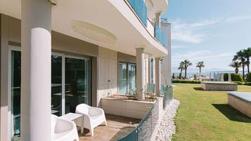 Een modern hotel met balkon, buitenplaats en uitzicht op zee.