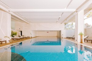 2 kapalı yüzme havuzu, sezonluk açık havuz, havuz şemsiyeleri 