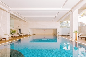 2 Innenpools, Außenpool (je nach Saison geöffnet), Sonnenschirme