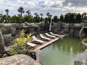 2 Innenpools, Außenpool (je nach Saison geöffnet), Sonnenschirme