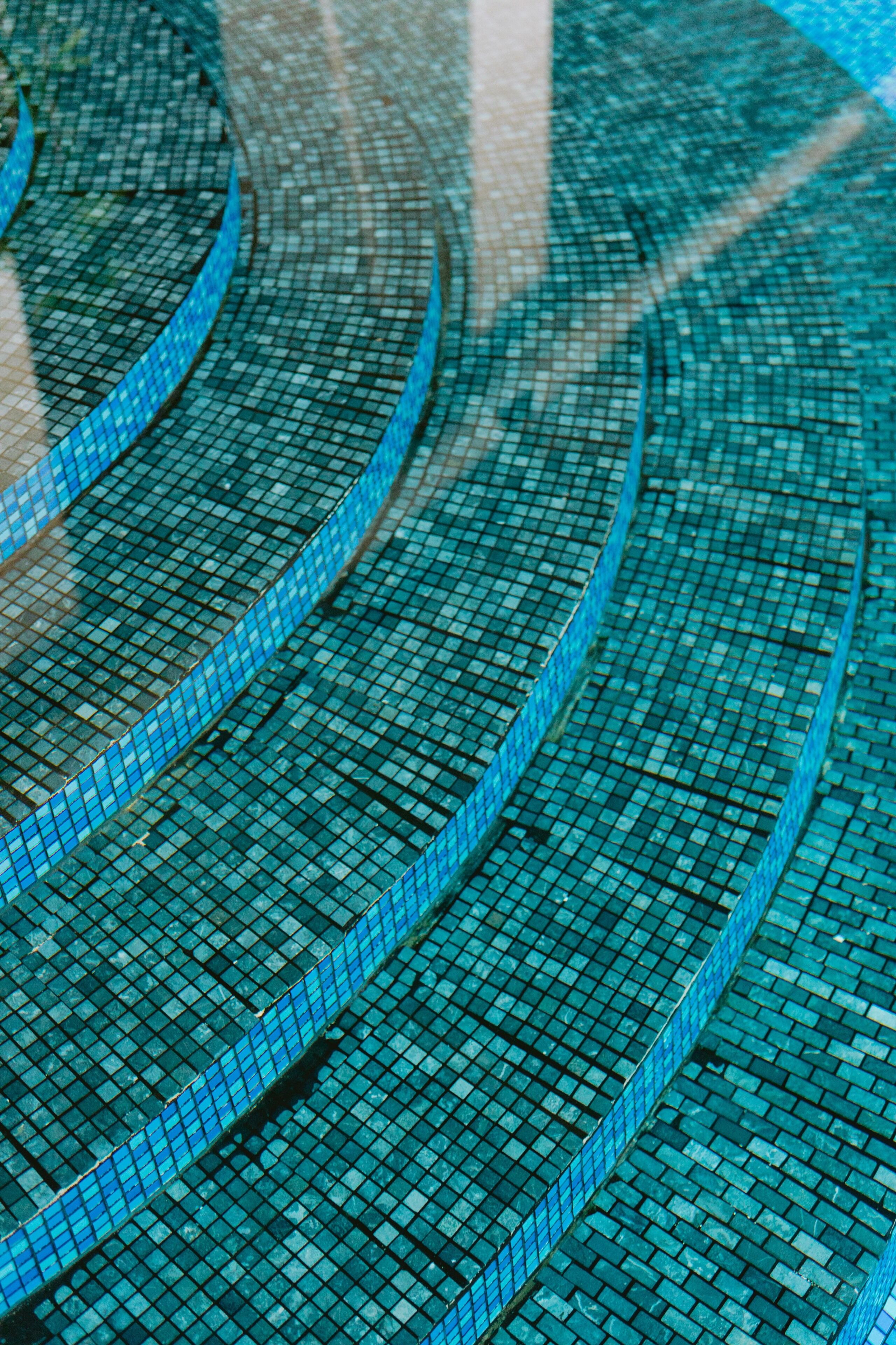Een close-up van een betegelde vloer met een golvend patroon.