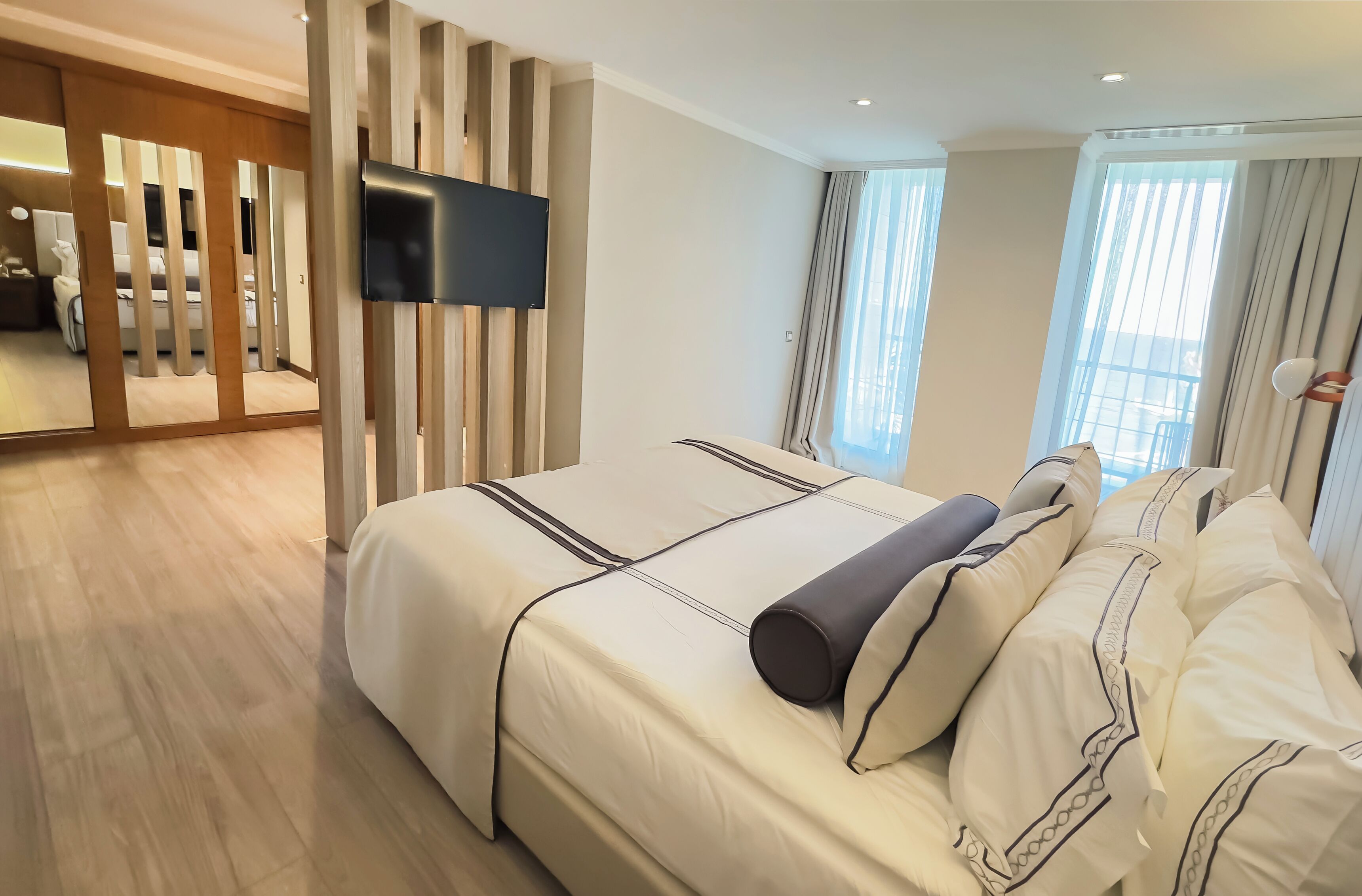 Executive-sviitti | Ylelliset vuodevaatteet, untuvapeitot, minibaari, tallelokero huoneessa