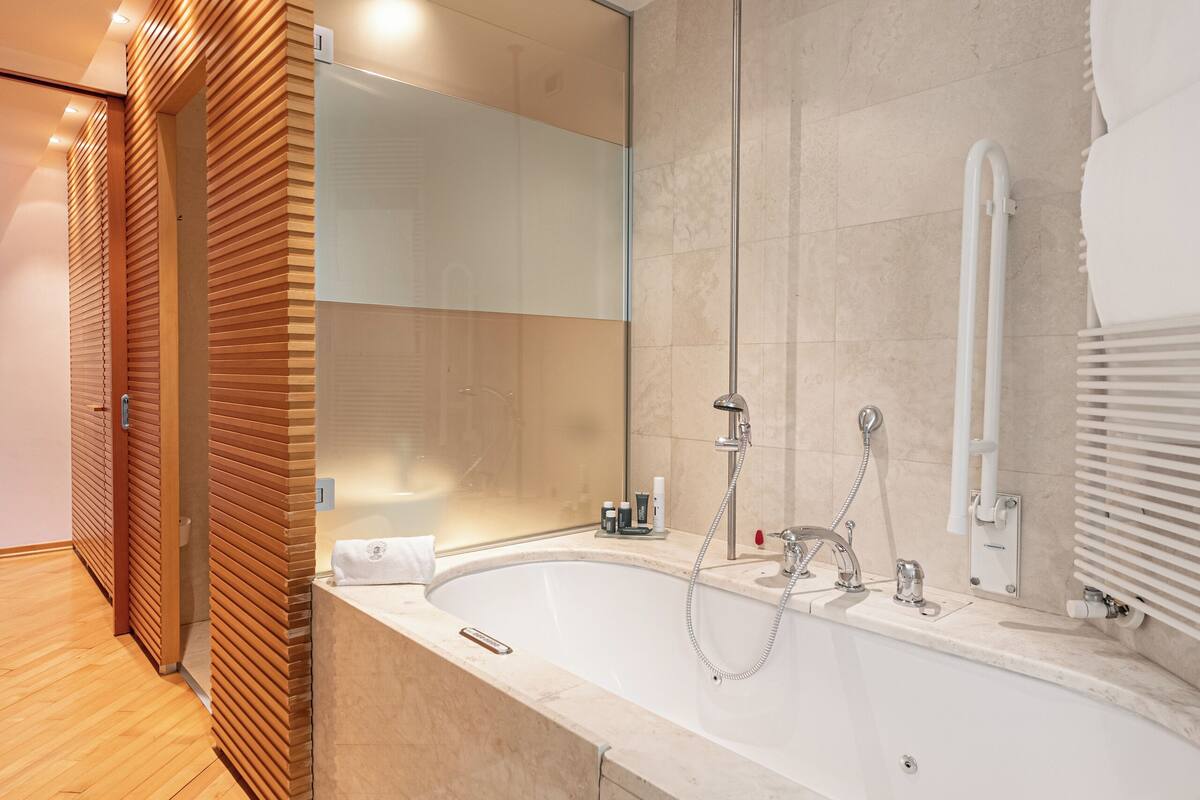 deluxe double room | bathroom | free toiletries, hair dryer, bathrobes, slippers