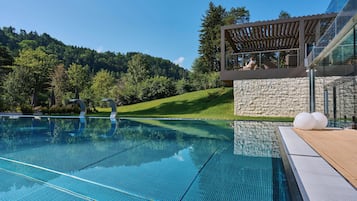 Innenpool, Außenpool, Sonnenschirme, Liegestühle
