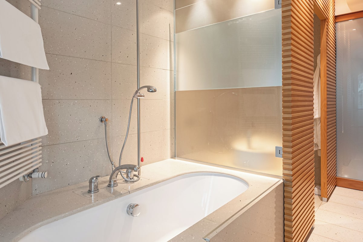 superior double room | bathroom | free toiletries, hair dryer, bathrobes, slippers