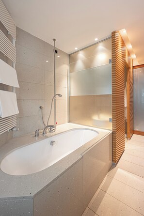 Superior tweepersoonskamer | Badkamer | Gratis toiletartikelen, een haardroger, badjassen, pantoffels