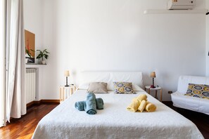 ห้องพาโนรามิกทริปเปิล, หลายเตียง, ระเบียง, วิวทะเล | ผ้านวมขนเป็ด, เตียงเมมโมรีโฟม, มินิบาร์, ห้องพักตกแต่งอย่างมีเอกลักษณ์