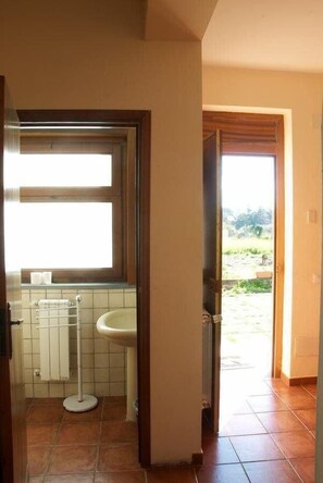 Room (Limone) | Bathroom