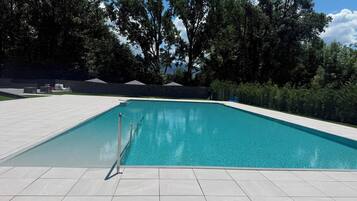 Una piscina al aire libre de temporada