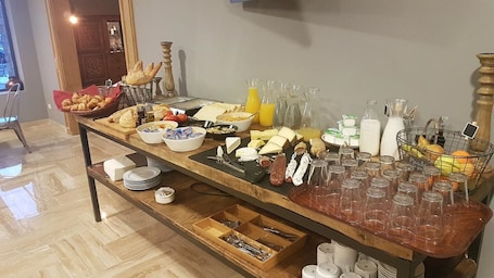 Daily buffet breakfast for a fee. L'Orée du Bois