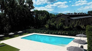 Piscine extérieure (ouverte en saison)