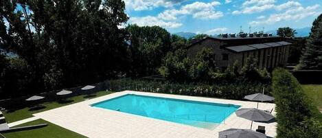 Piscine extérieure en saison