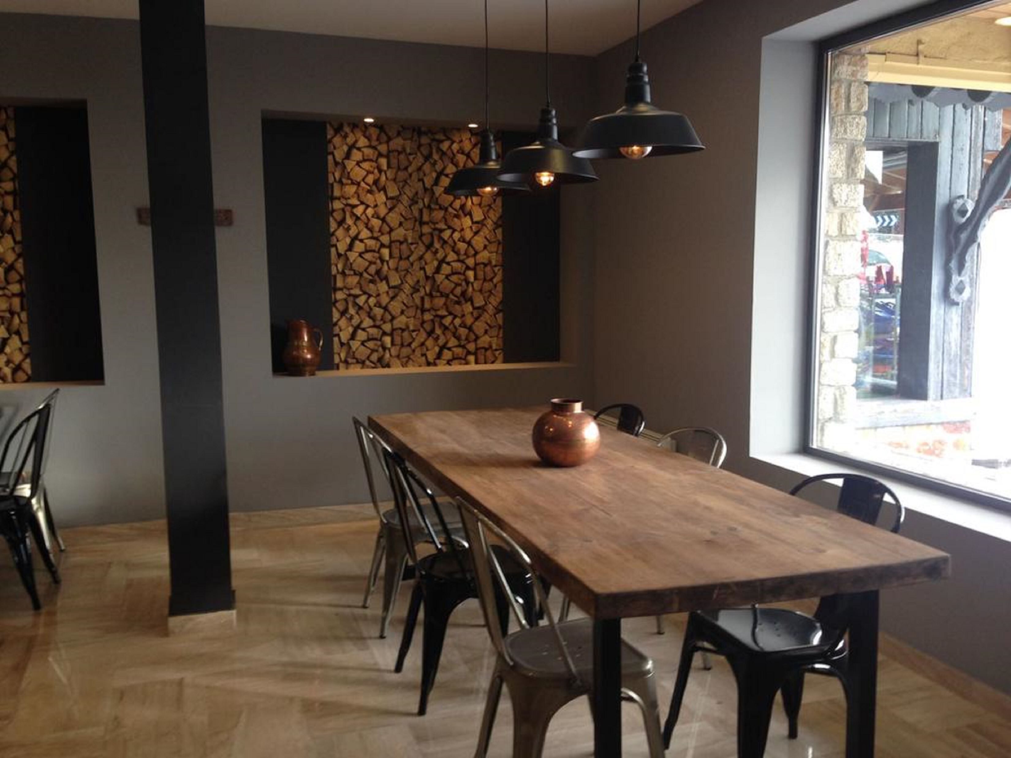 Serveert ontbijt, lunch, diner, regionale gerechten 