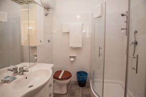 Toalettartikler (inkludert), hårføner, bidé og håndklær