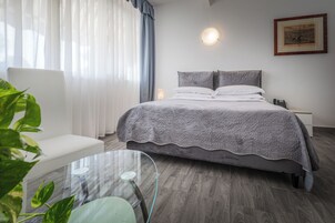 Roupas de cama antialérgicas, frigobar, cofres nos quartos, escrivaninha