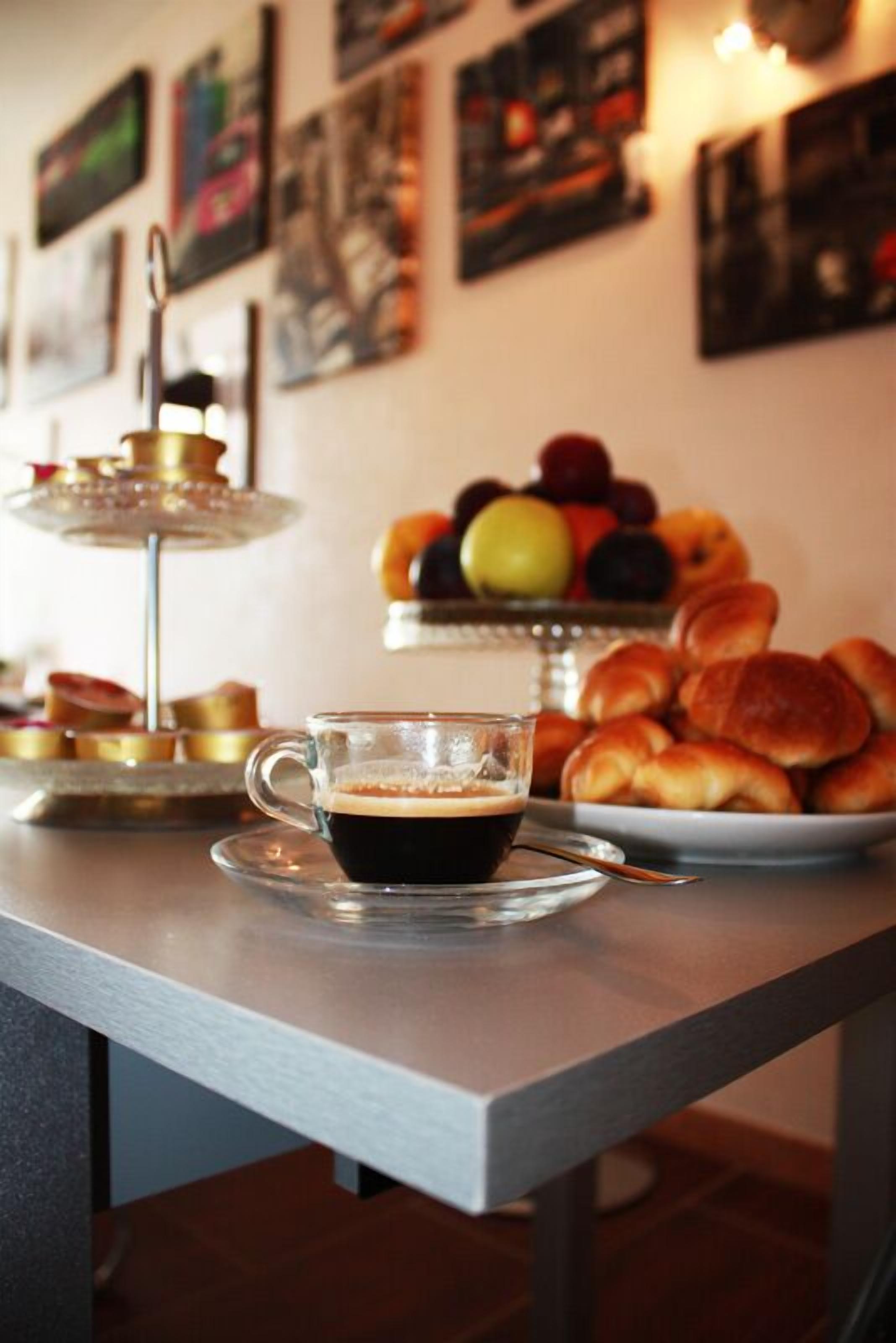 Colazione completa, servita tutte le mattine (5 EUR a persona) 