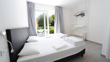 Apartment, 2 Bedrooms | Peti besi dalam bilik, langsir/tirai gelap terus