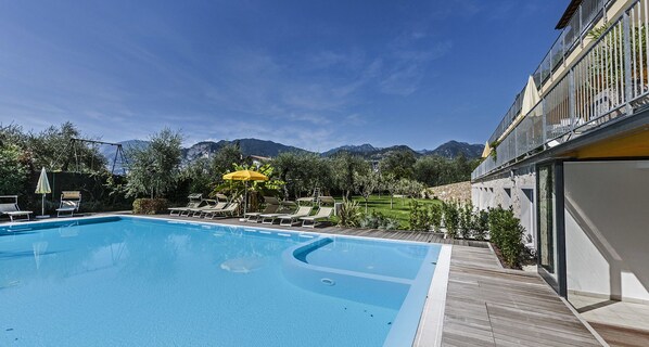 حمّام سباحة خارجي موسمي، مظلات على حمّام السباحة، مقاعد للتشمس