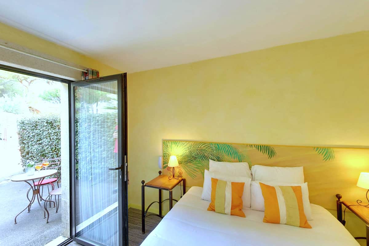 Habitación doble, Terraza | Caja de seguridad en la habitación, escritorio, insonorización y cunas