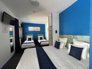 Caja de seguridad en la habitación y escritorio 