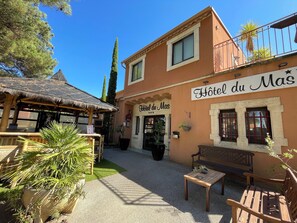Front of property - Hôtel du Mas (Vinassan)