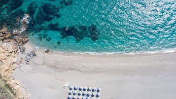 Sulla spiaggia, lettini da mare, ombrelloni
