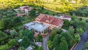 A large house with a spacious roof terrace, surrounded by lush greenery and a winding driveway. - Hotel Des Reves - Al Poggio di Casalucense (Sant'Elia Fiumerapido)