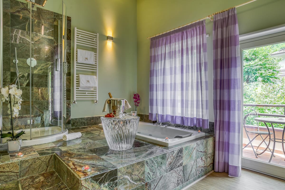 honeymoon studio suite | private spa tub