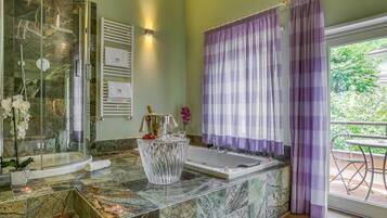 Honeymoon Studio Suite | Private spa tub