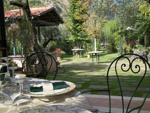 供应早餐、午餐和晚餐，意大利菜，花园景观