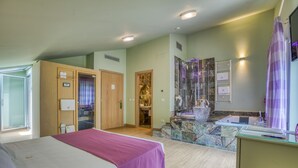 A hotel room with a bed, a desk, a vanity, and a shower area. - Hotel Des Reves - Al Poggio di Casalucense (Sant'Elia Fiumerapido)
