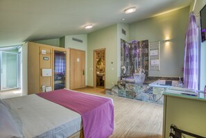 蜜月开间套房 | 1 多间卧室、迷你吧、客房内保险箱、特色装修