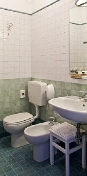 A bathroom with a toilet, bidet, and sink. - Hotel Pai (Torri del Benaco)