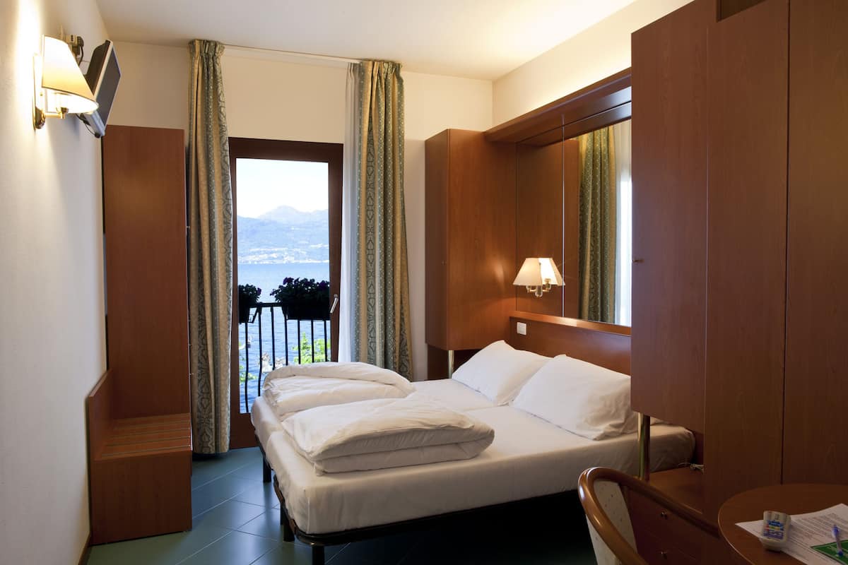 Habitación estándar | Edredón, minibar, caja de seguridad en la habitación y escritorio