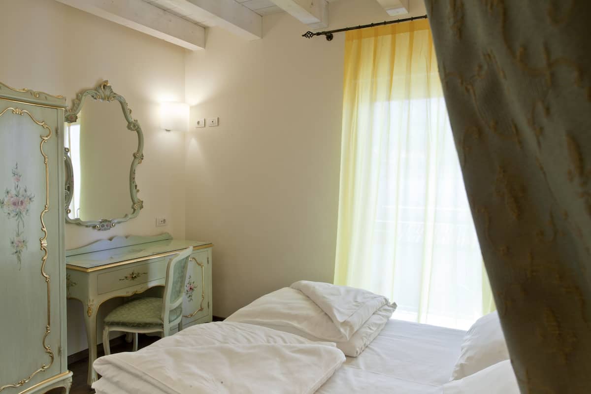 Suite | Edredón, minibar, caja de seguridad en la habitación y escritorio