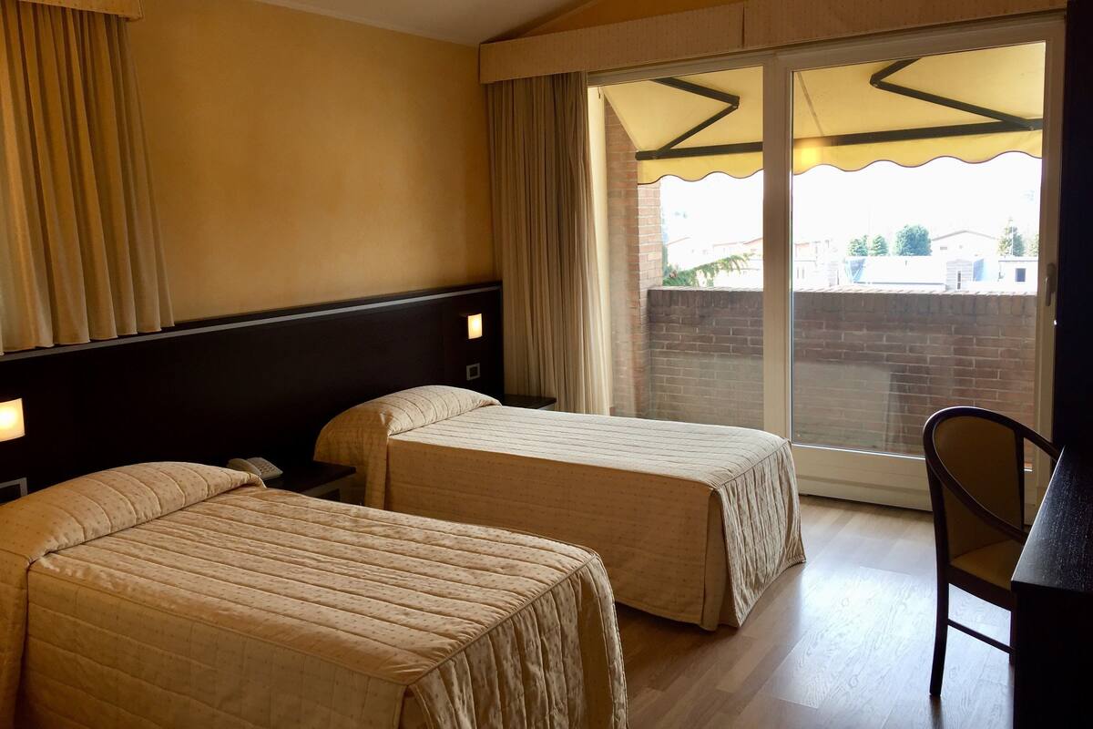 Standard Double Room, 2 Single Beds