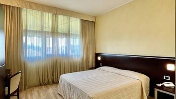 Tweepersoonskamer | Pillowtop-bedden, een minibar, een kluis op de kamer, een bureau