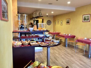 Free daily buffet breakfast