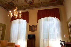 华丽套房 | 迷你吧、客房内保险箱、办公桌、笔记本电脑工作区