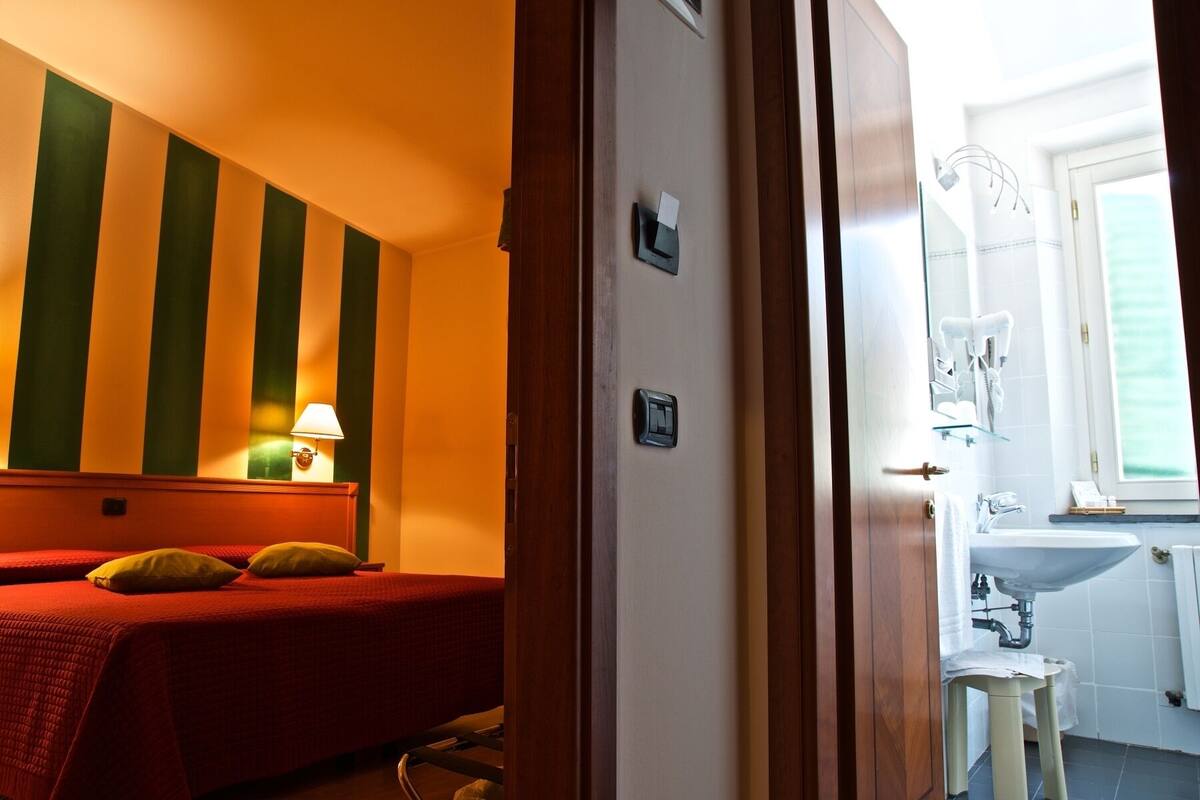 Minibar, coffres-forts dans les chambres, bureau