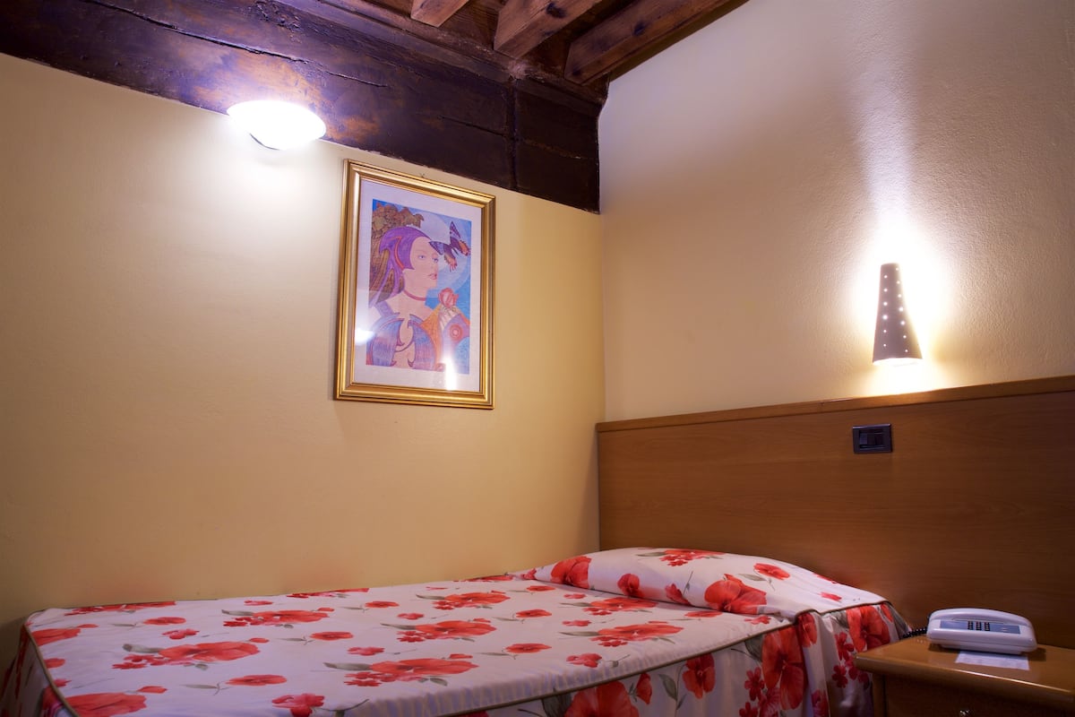 Comfort eenpersoonskamer | 1 slaapkamer, een minibar, een kluis op de kamer, een bureau