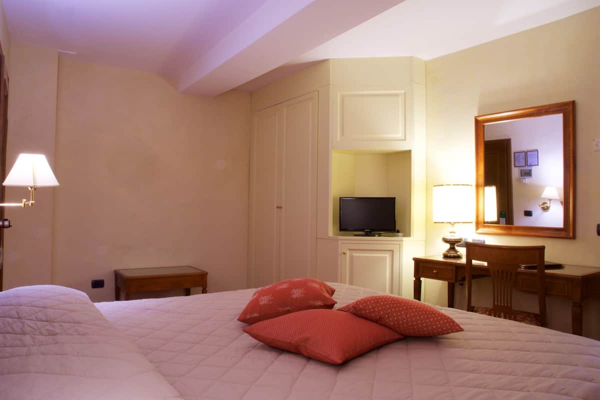 1 slaapkamer, een minibar, een kluis op de kamer, een bureau