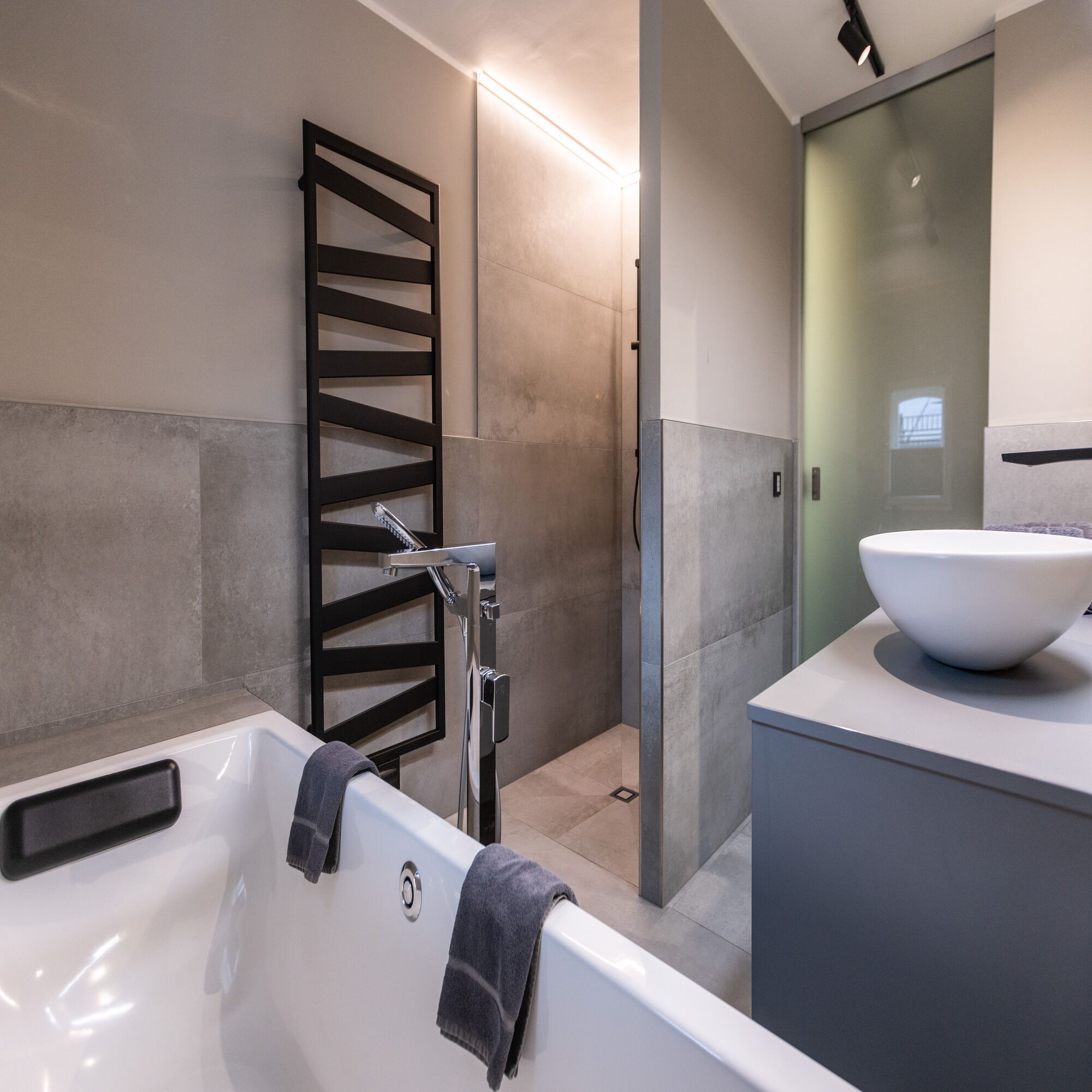 superior room (plus) | bathroom | free toiletries, hair dryer, towels